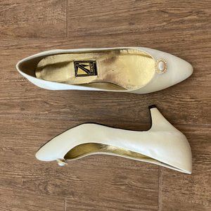 J Renee brand pump, size 7.5 narrow width, off white color